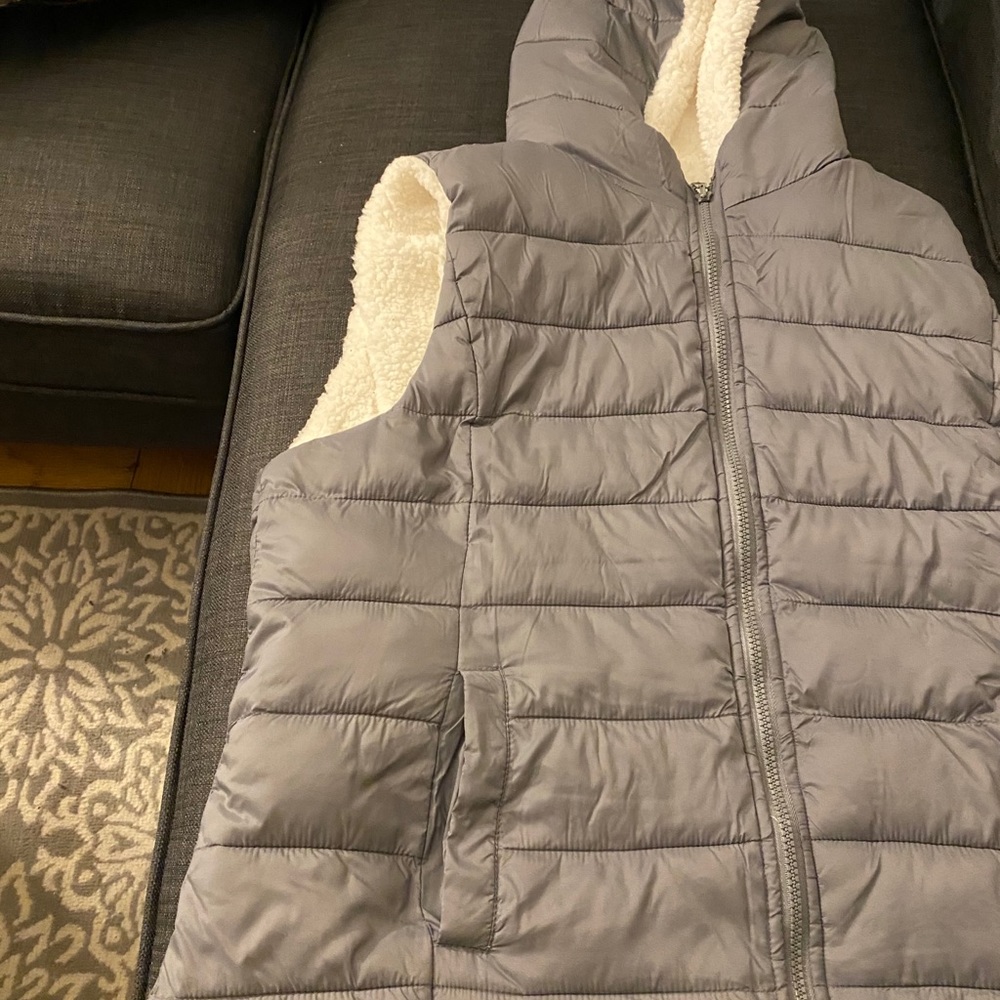 New York & Company faux fur lined puffer vest w/hood, size XL - Picture 2 of 5